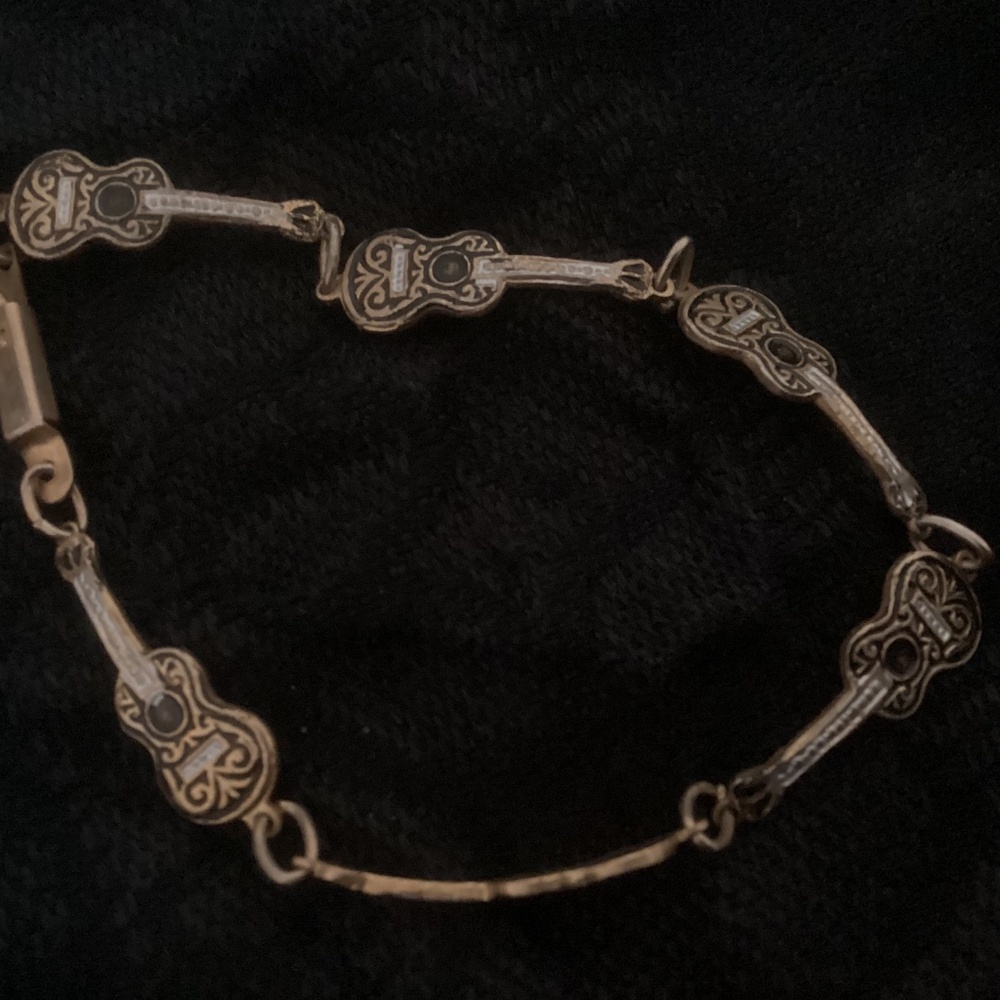 Sweet vintage guitar bracelet..goldtone with some enamel..in great condition..